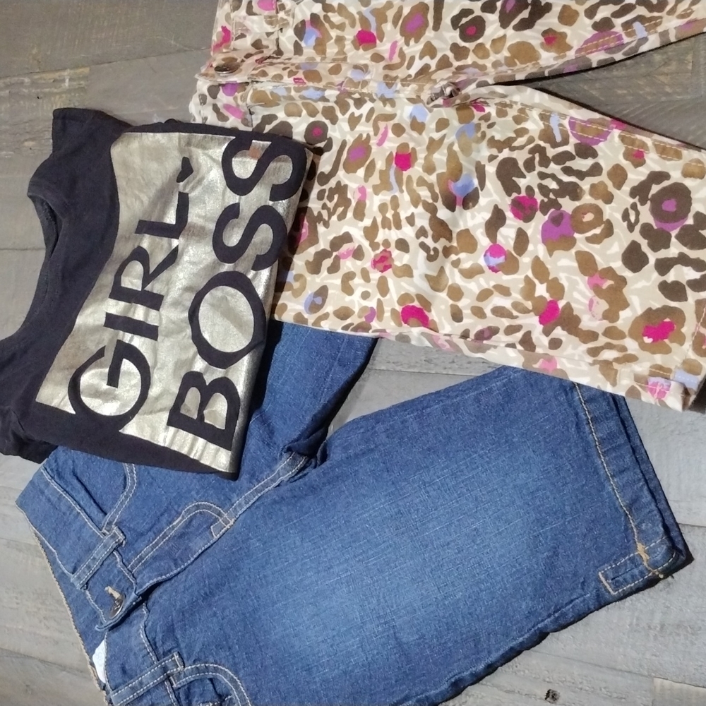 2 CHILDREN'S PLACE CAPRIS SZ 8 AND 2 TEES SZ 7 / 8
